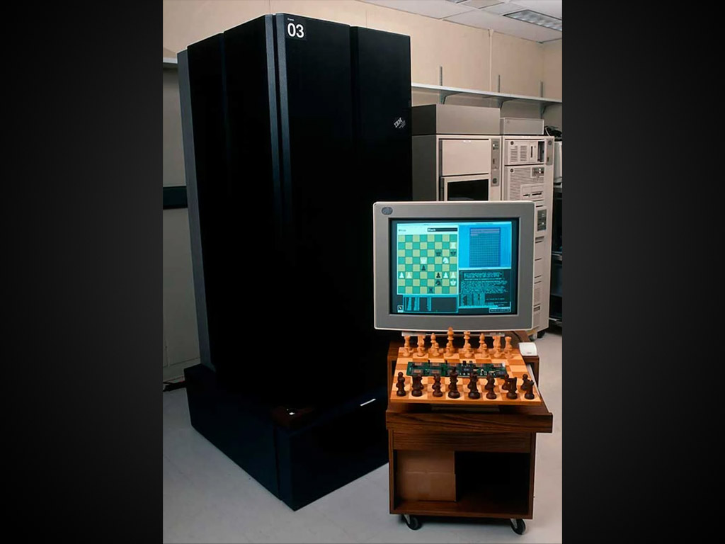 مقابله دیپ بلو شرکت IBM با گری کاسپاروف در سال ۱۹۹۷؛ نخستین پیروزی هوش مصنوعی بر قهرمان شطرنج جهان